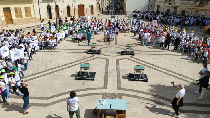 Villa Castelli – Il corteo della scuola chiude la Settimana della&nbsp;Legalità