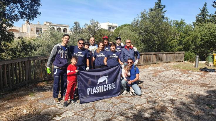 Torna Plastic Free – La Gravina ritrova un pezzo di splendore grazie ai volontari
