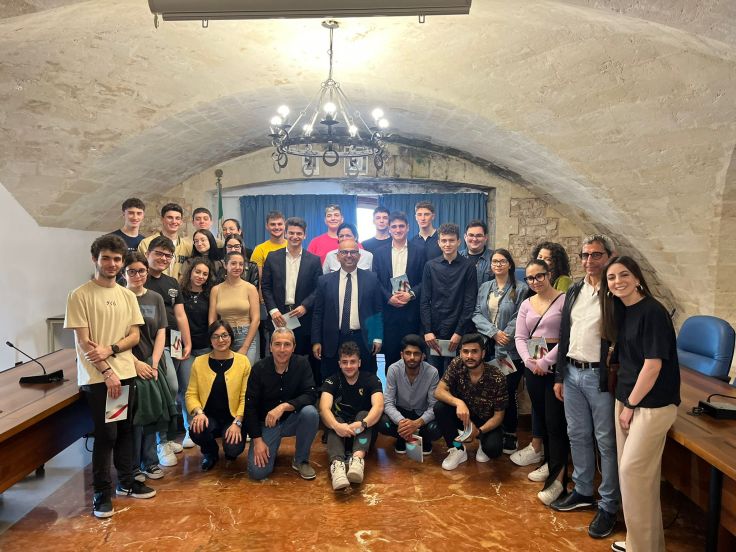 L’Amministrazione Comunale di Villa Castelli consegna la Carta Costituzionale ai neo diciottenni – le parole del sindaco Giovanni Barletta